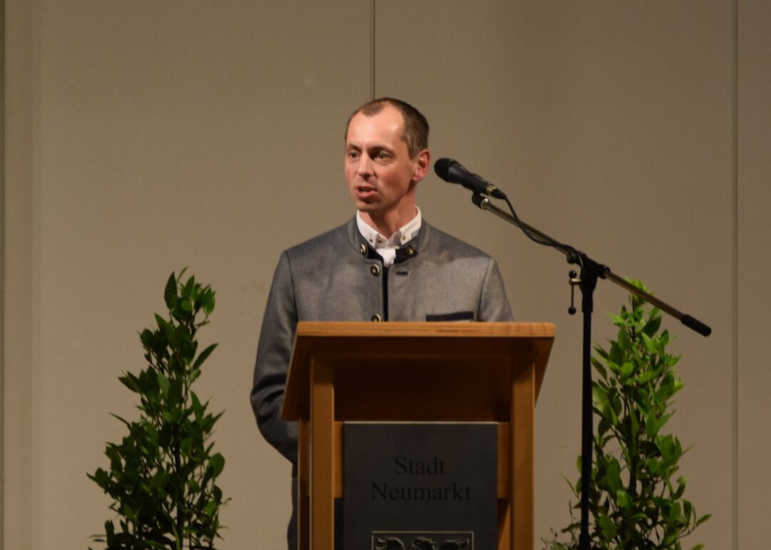 Der neue Amtsleiter Sebastian Hubmann hält seine Ansprache