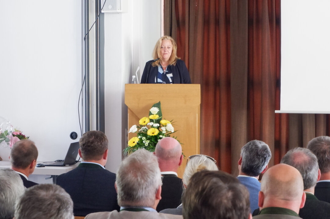Person hält Rede