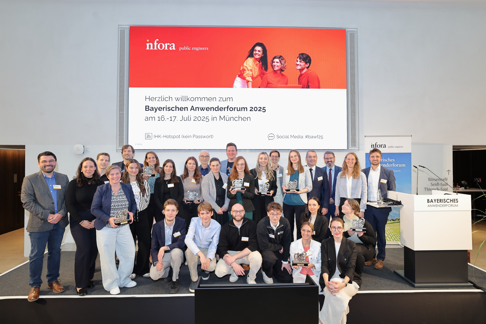 Digitale Verwaltung in Bayern "Bavarian Best Practice Award" Ein Gruppe von Leuten auf der Bühne